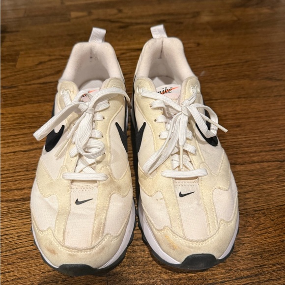 Nike White and Black Sneakers - Picture 3 of 5